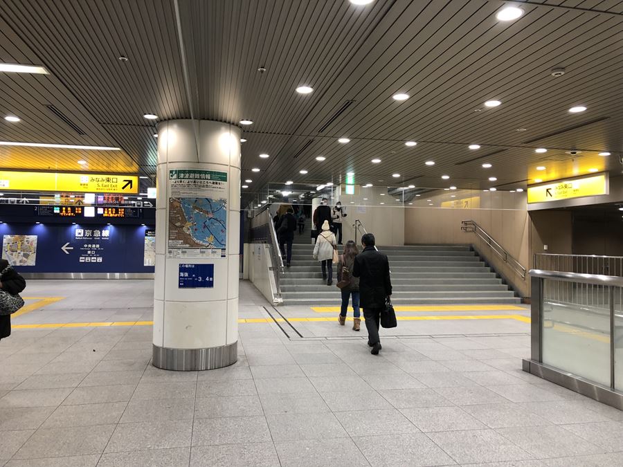 横浜駅みなみ東口通路への階段