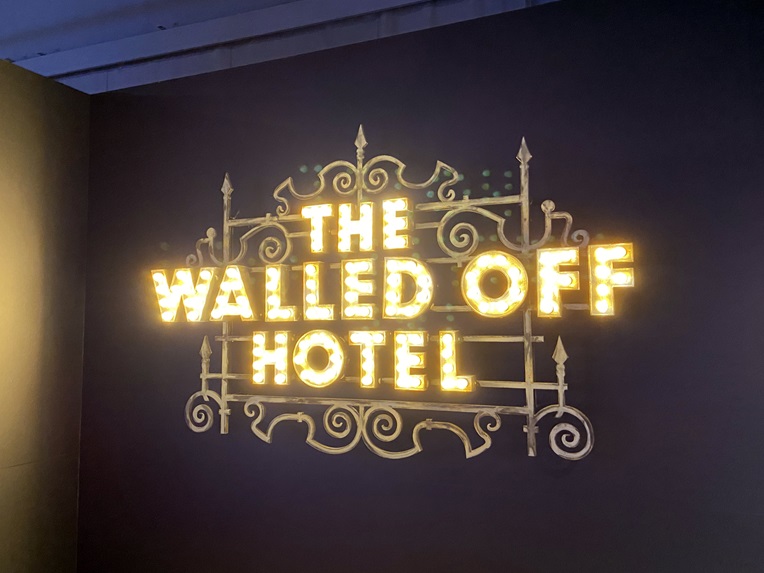 バンクシー展会場内のTHE WALLED OFF HOTELのネオンロゴ