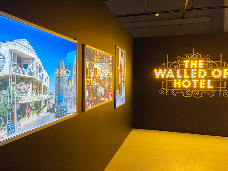 バンクシー展の監視カメラ作品の「The Walled Off Hotel／世界一眺めの悪いホテル」写真