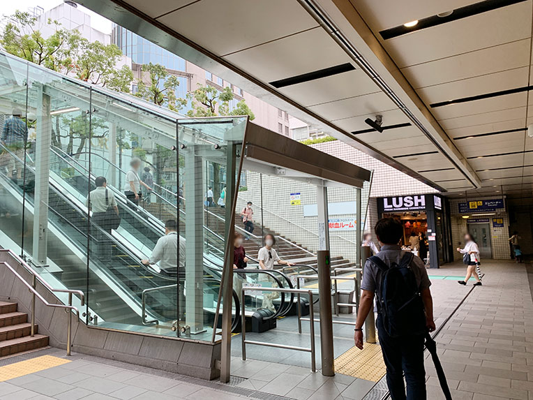 横浜駅東口の駅前広場へ続くエスカレーター写真