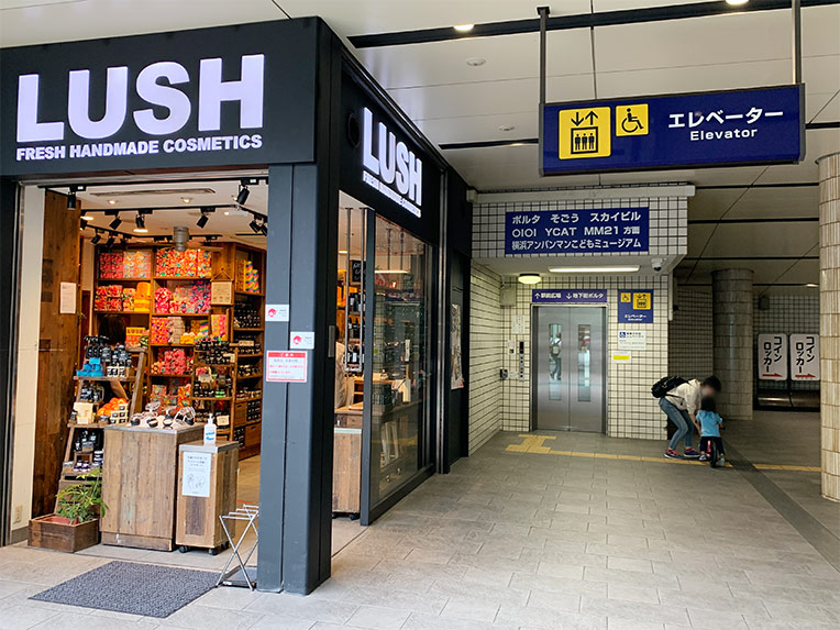 横浜駅東口のエレベーター写真