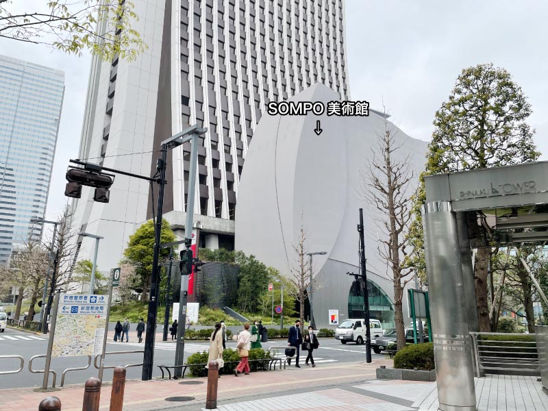 新宿駅西口からSOMPO美術館へのルート写真