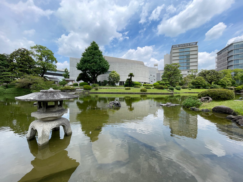 東京両国の旧安田庭園内にある刀剣博物館の写真